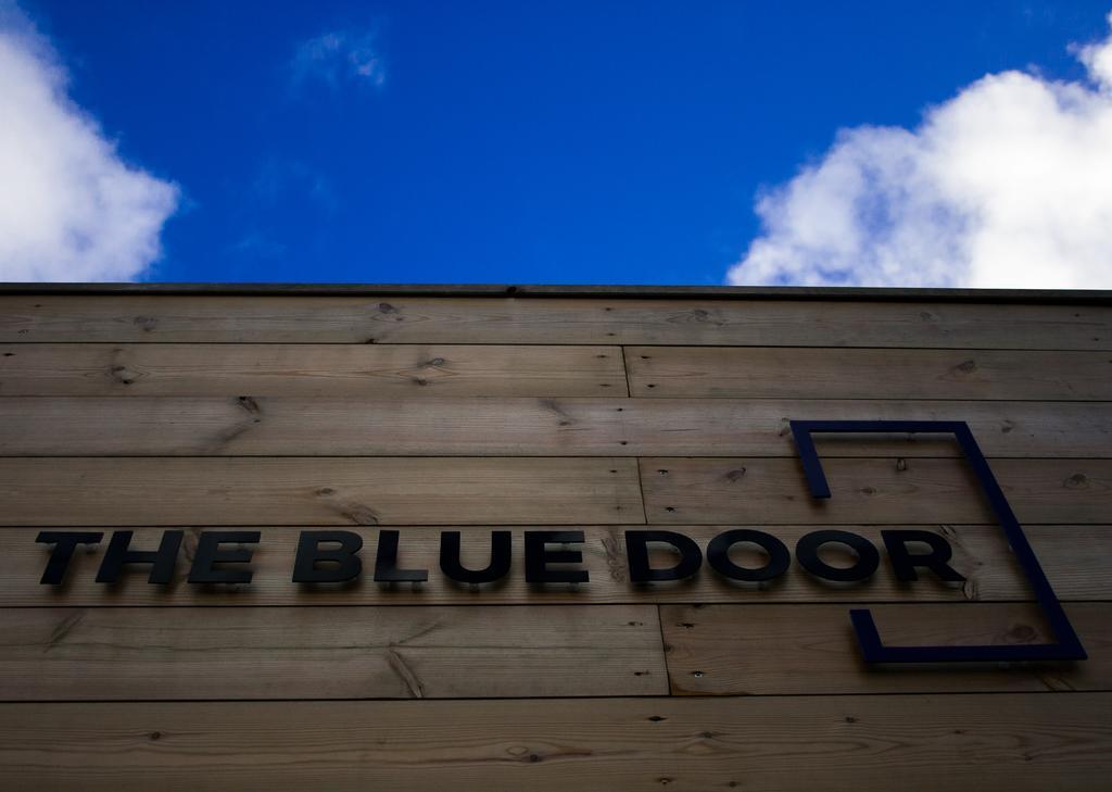 Bed and Breakfast The Blue Door Ньюки Экстерьер фото